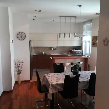 Commodious Right In The Centre Appartement Split