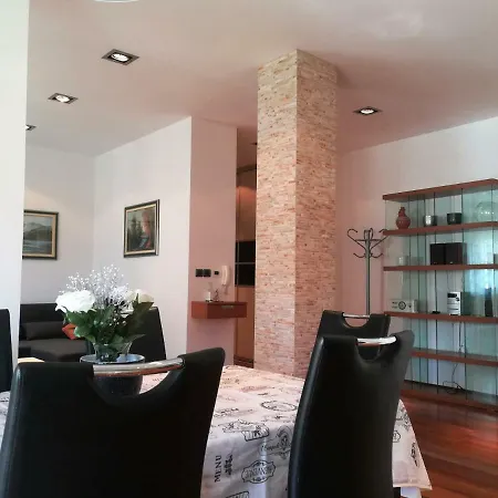 Commodious Right In The Centre Appartement